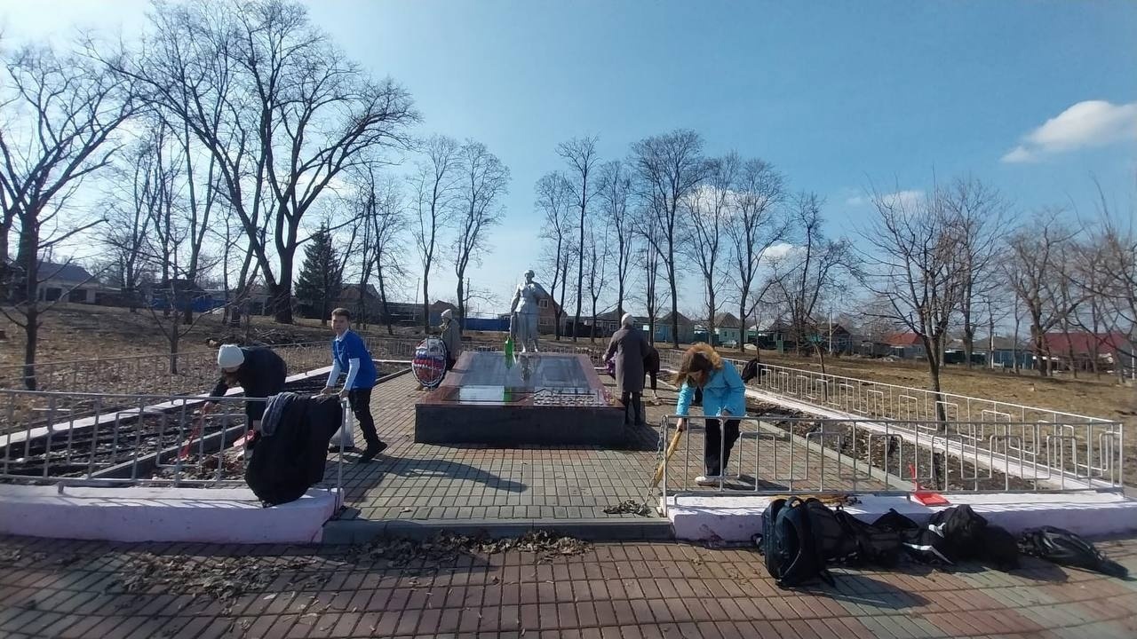 21 марта 2024 года отряд тимуровцев «Рука помощи» провел уборку братской могилы неподалеку от МБОУ «Ивановская СОШ».