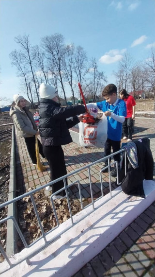 21 марта 2024 года отряд тимуровцев «Рука помощи» провел уборку братской могилы неподалеку от МБОУ «Ивановская СОШ».